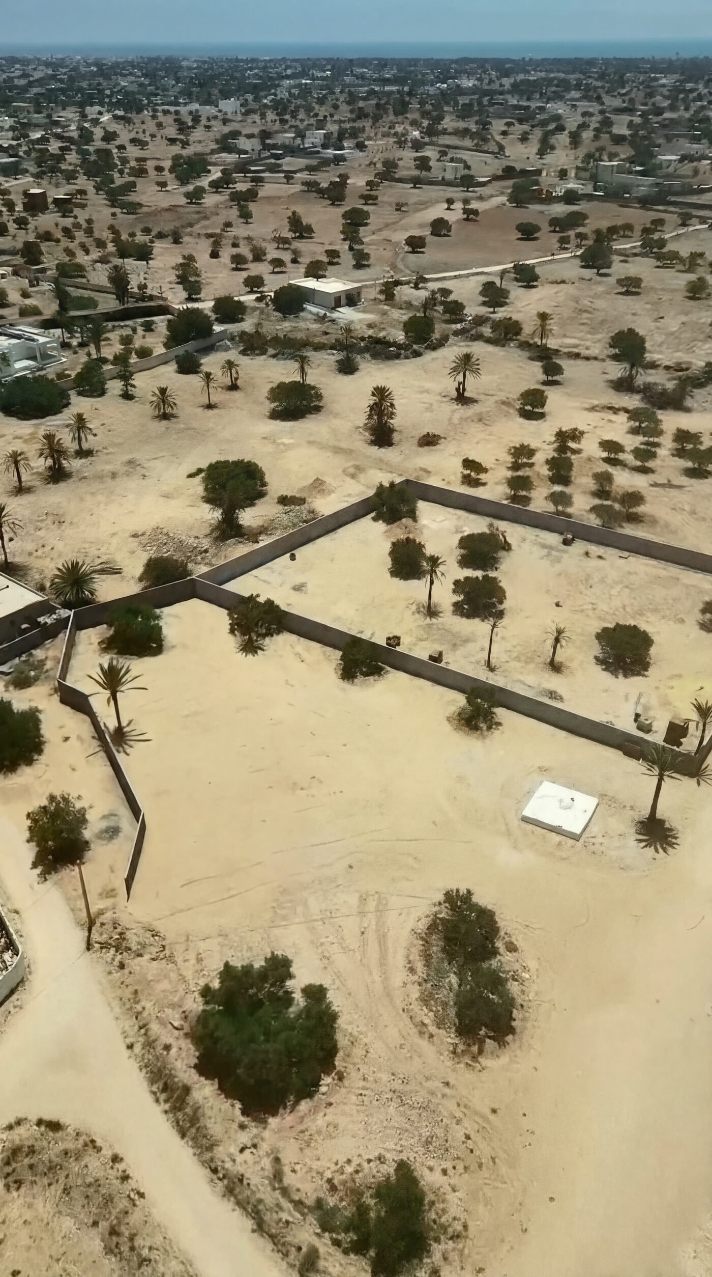 Vue drone réelle du terrain clôturé de 2522 m² à Djerba