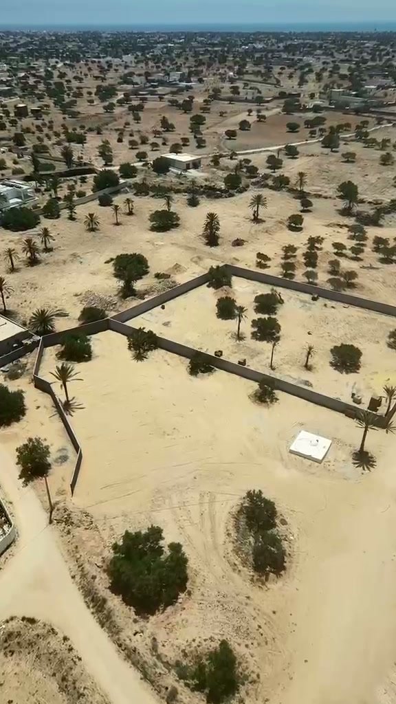 Vue drone de la parcelle de terrain constructible à Djerba avec muret périphérique